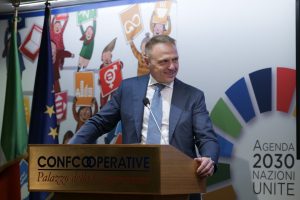 Lollobrigida: “the alarm for health warnings on the wine label has been temporarily pushed back”