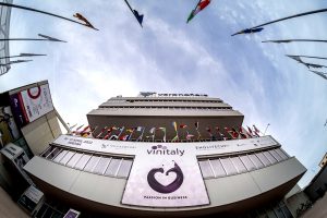 La filiera del vino italiano, che vale 31,3 miliardi di euro, in un “Vinitaly” a tutto business La filiera del vino italiano, che vale 31,3 miliardi di euro, in un “Vinitaly” a tutto business