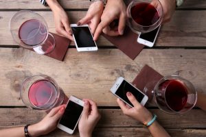 Francia, gli influencer del vino contrari alla legge Evin: via 37 post da Facebook ed Instagram