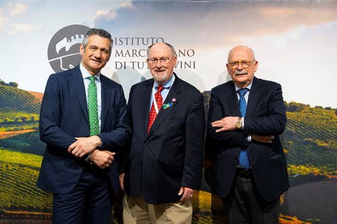 Michele Bernetti e Alberto Mazzoni, vertici dell’Istituto Marchigiano Tutela Vini, con il presidente Nabi, Tobiassen