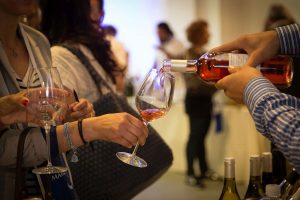 Il 46,7% delle donne italiane beve vino, quota in crescita e che racconta i cambiamenti sociali