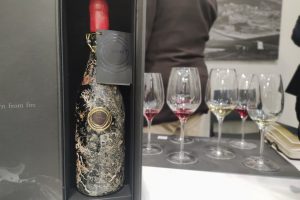 Etna negli abissi: tra sostenibilità e condizioni costanti i vini del vulcano affinano nel mare