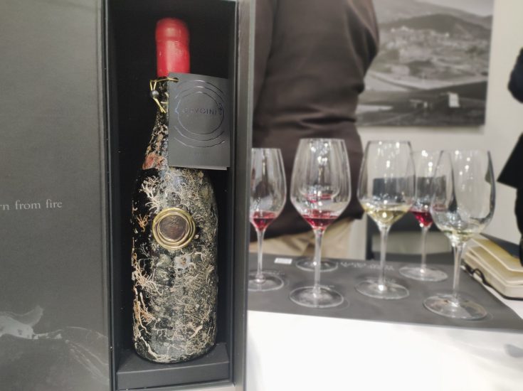 Etna negli abissi - Masterclass con bottiglia inabissata in primo piano