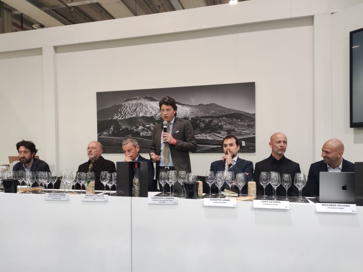 Etna negli abissi - Masterclass con i relatori: Aldo Fiordelli, giornalista professionista; Riccardo Strada, direttore Area Marina Protetta Isola dei Ciclopi; Maurizio Lunetta, direttore Consorzio di Tutela Etna Doc; Francesco Cambria, presidente Consorzio di Tutela Etna Doc; Giuseppe Leone - Luca Catania e Riccardo Peligra, fondatori della start-up Orygini