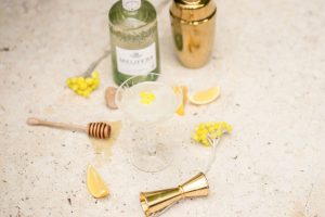 Con la &ldquo;Flower Mixology&rdquo;, petali e fiori sempre pi&ugrave; protagonisti come ingredienti dei cocktail