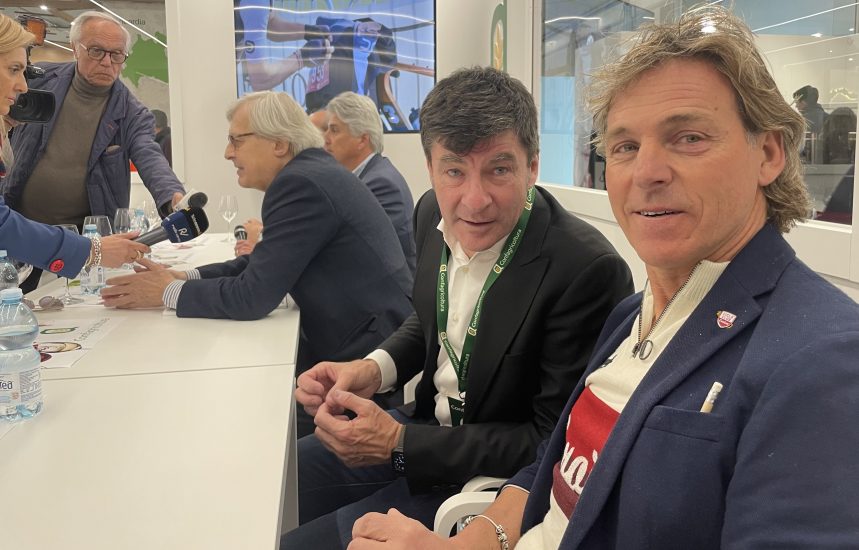 Franco Rossi, organizzatore dell’Eroica, con il pluricampione di ciclismo Gianni Bugno