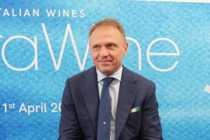 “Perchè il Governo a Vinitaly? Perchè il vino è il nostro gioiello e vogliamo raccontarlo” “Perchè il Governo a Vinitaly? Perchè il vino è il nostro gioiello e vogliamo raccontarlo”