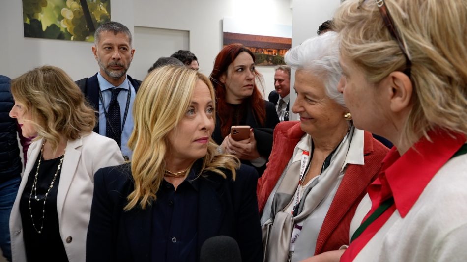 Il Premier Giorgia Meloni, con Chiara e Teresa Lungarotti. Credit: WineNews