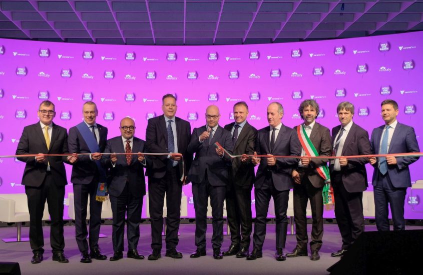 Vinitaly 2023, nelle foto WineNews ed Ennevi by Veronafiere