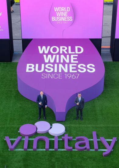 Vinitaly 2023, nelle foto WineNews ed Ennevi by Veronafiere