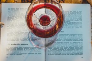 L’appetito vien leggendo ... un romanzo “giallo”. E un calice di vino è il compagno perfetto