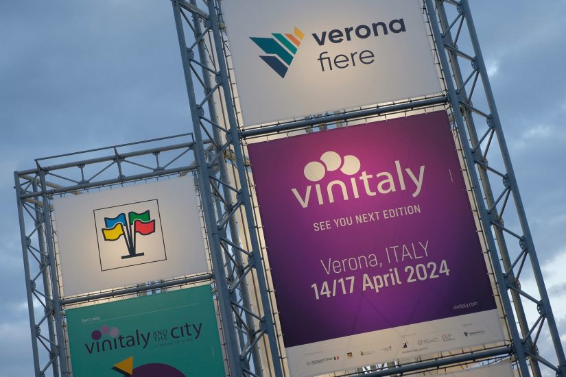 Vinitaly 2023, nelle foto WineNews ed Ennevi by Veronafiere