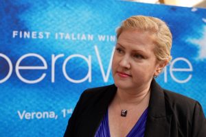 Alison Napjus: 93 punti allo storytelling del vino italiano, che fa sognare gli americani Alison Napjus: 93 punti allo storytelling del vino italiano, che fa sognare gli americani
