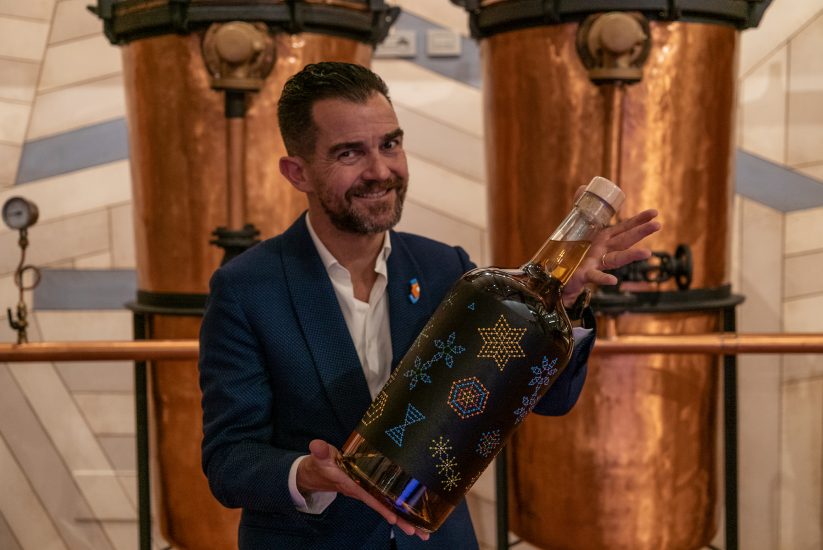 L’artista Adriano Attus con la bottiglia battuta a 4.000 euro 