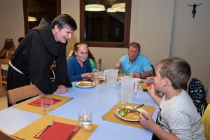 Crescono le famiglie in difficolt&agrave;: +135% gli aiuti alimentari in tre anni dalle mense francescane