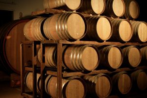 Vino e giacenze, non si inverte il trend: ad aprile 56,6 milioni di ettolitri, il +5% sul 2022