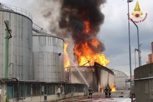 Vasto incendio alla distillerie Caviro di Faenza. Nessuna persona coinvolta