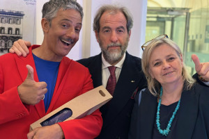 Fiorello con WineNews, in una nuova e divertente “puntata” dei nostri incontri fuori da “Viva Rai2!”
