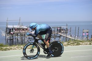 Sullo sfondo dei trabocchi, tra mare e vigneti, il via del Giro d’Italia nel segno di Evenepoel