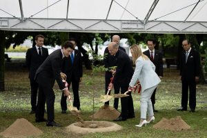 I leader più importanti del mondo impegnati a piantare un albero in nome della pace, a Hiroshima 