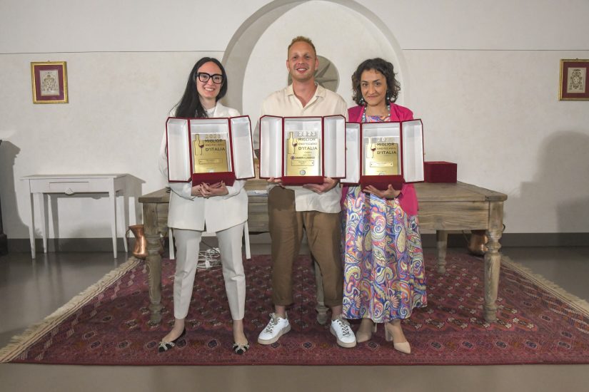 “Miglior Enotecario d’Italia” 2023: Silvia Angelozzi di Alba Adriatica (Teramo), dell’Enoteca “Bellariva Enoteca Bistrot”, nella categoria enoteca con mescita; Loredana Santagati di Misterbianco (Catania) dell’enoteca “MisterCoffee”, nella categoria bottiglierie; Matteo Bertelà di Vigevano (Pavia) di “Metodo Froma Bottega”, il premio speciale dedicato al “miglior Enotecario Under 30”
