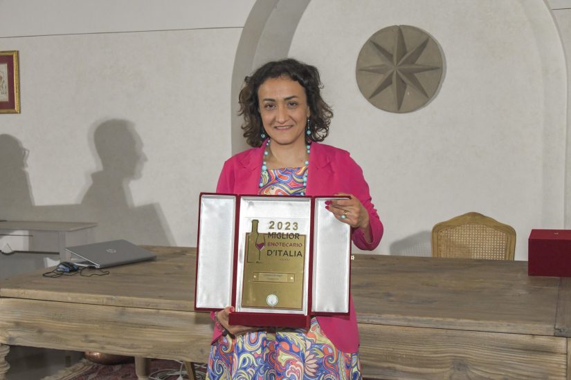 I premi ai migliori enotecari del 2023: Loredana Santagati di Misterbianco (Catania) dell’enoteca “MisterCoffee”, nella categoria bottiglierie