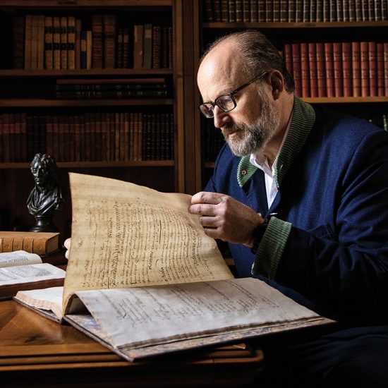 Il Principe Robert di Lussemburgo nella biblioteca di Château Haut-Brion (ph: Haut-Brion.com)