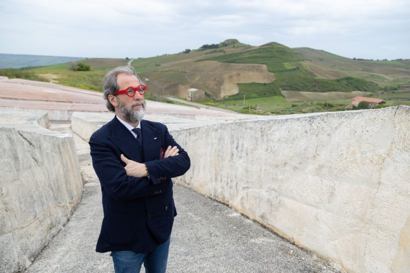 Il direttore di WineNews, Alessandro Regoli nel Cretto di Burri a Gibellina