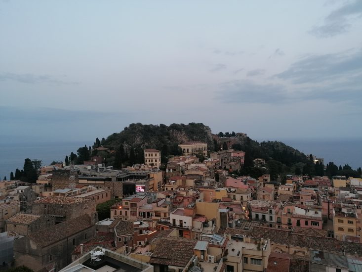 Sicilia en Primeur 2023 - Panoramica di Taormina verso il mare