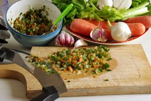 Caro-rag&ugrave;, aumenta il prezzo del soffritto: +150% per le cipolle, +135% per il sedano