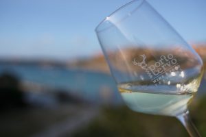 Vermentino, bollicine, grandi rossi: in Sardegna il turismo internazionale fa volare i fine wine