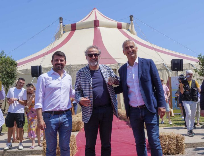 Lo chef Massimo Bottura, con il Sindaco di Rimini Jamil Sadegholvaad, e l’Assessore all’Agricoltura dell’Emilia Romagna Alessio Mammi 