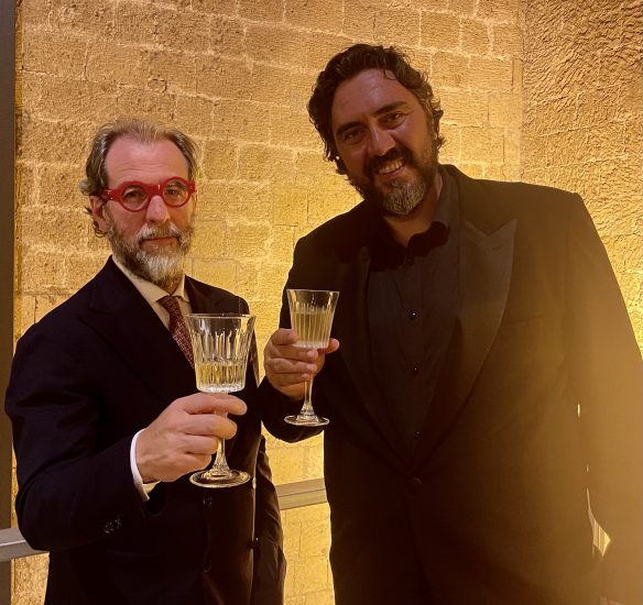 Il tenore Gianluca Sciarpelletti con il direttore WineNews Alessandro Regoli