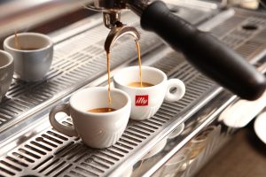 I bar visti dai baristi: per sei su dieci sono luoghi di evasione e convivialità