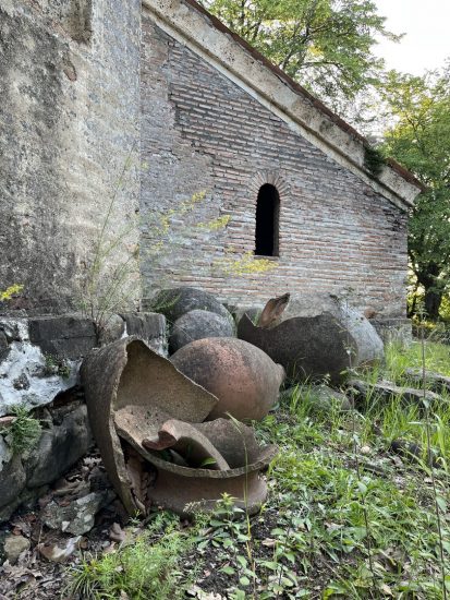 Una Chiesa della Georgia con i resti d antichi Qveri