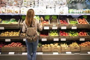 Più frutta e verdura fresca, e carne, e meno vino e pesce, nel carrello degli italiani Più frutta e verdura fresca, e carne, e meno vino e pesce, nel carrello degli italiani