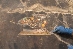 Pompei, rinvenuto affresco che ritrae un piatto che assomiglia ad un &ldquo;antenato&rdquo; della pizza