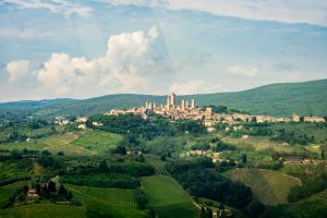 C’è anche San Gimignano, in Toscana, tra gli 8 posti più cool al mondo in cui studiare il vino