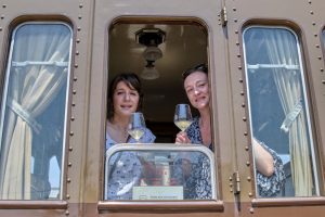 Nei territori del cibo e del vino in treno: se il turismo enogastronomico viaggia sempre più “slow” Nei territori del cibo e del vino in treno: se il turismo enogastronomico viaggia sempre più “slow”