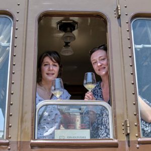 Nei territori del cibo e del vino in treno: se il turismo enogastronomico viaggia sempre più “slow”