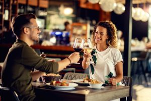 Vini fermi a pranzo e cena, bollicine regine dell’aperitivo: il vino nel fuori casa degli italiani Vini fermi a pranzo e cena, bollicine regine dell’aperitivo: il vino nel fuori casa degli italiani