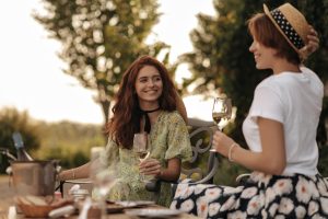 Sì al mare ma senza rinunciare alle visite in cantina o al bar storico: trionfa la food experience