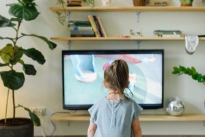 Basta spot di cibo-spazzatura nei programmi tv per bambini: l&rsquo;appello dei pediatri italiani&nbsp;