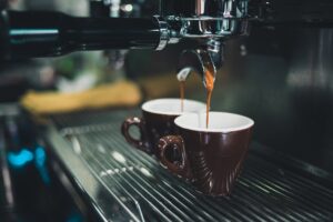 Ci prendiamo un caff&egrave;? Il 33% degli italiani celebra il piacere della convivialit&agrave; con un espresso