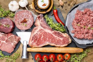 Carne “sintetica”: ok in Senato alla legge che vieta (preventivamente) produzione e vendita