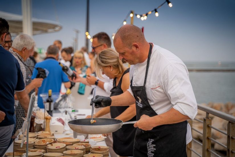 I vini e gli chef del Friuli sulla spiaggia di Grado. Ph: Soplaya