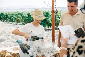 In Sicilia, tra Menfi e l’Etna, con il “Mandrarossa Vineyard Tour” e il “Teatro in Vigna” di Planeta