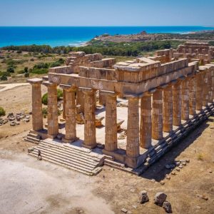 Il vino per Selinunte, con una limited edition (jeroboam) dello Chardonnay-icona di Planeta