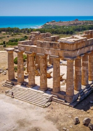 Il vino per Selinunte, con una limited edition (jeroboam) dello Chardonnay-icona di Planeta