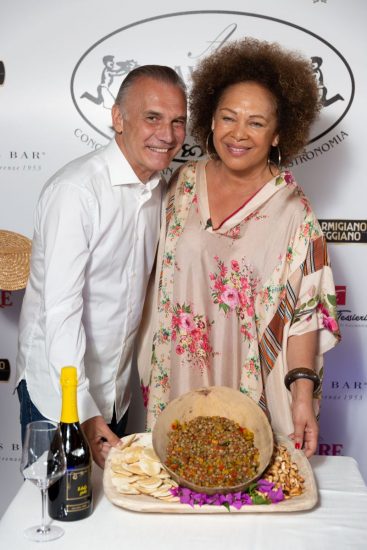 Forte dei Marmi, edizione 31 di A Tavola Sulla Spiaggia alla Capannina, nella foto Iris Peynado e Primo Mariotti 2023-07-02© Pietro Grossi/Massimo Sestini